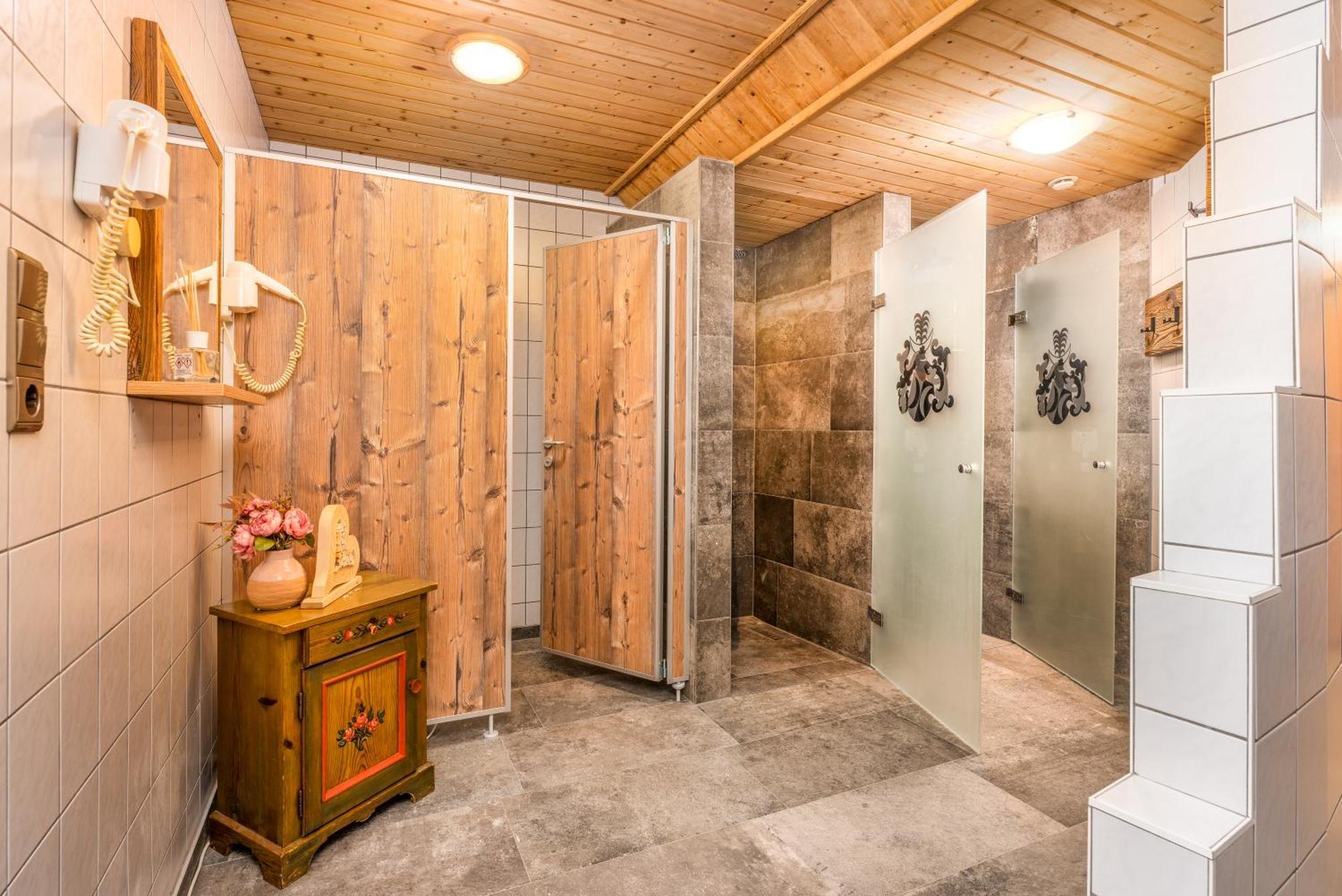 Alpen Wohlfuehlhotel Doerflwirt Hainzenberg Dış mekan fotoğraf